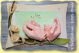 kombinierte Abformung von Babyhand, Babyfuß und Mutterhänden, bemalt und ergänzt